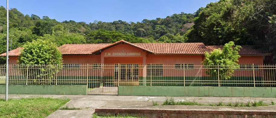 Fachada da Escola Municipal Epitácio Campos — foto substituível
